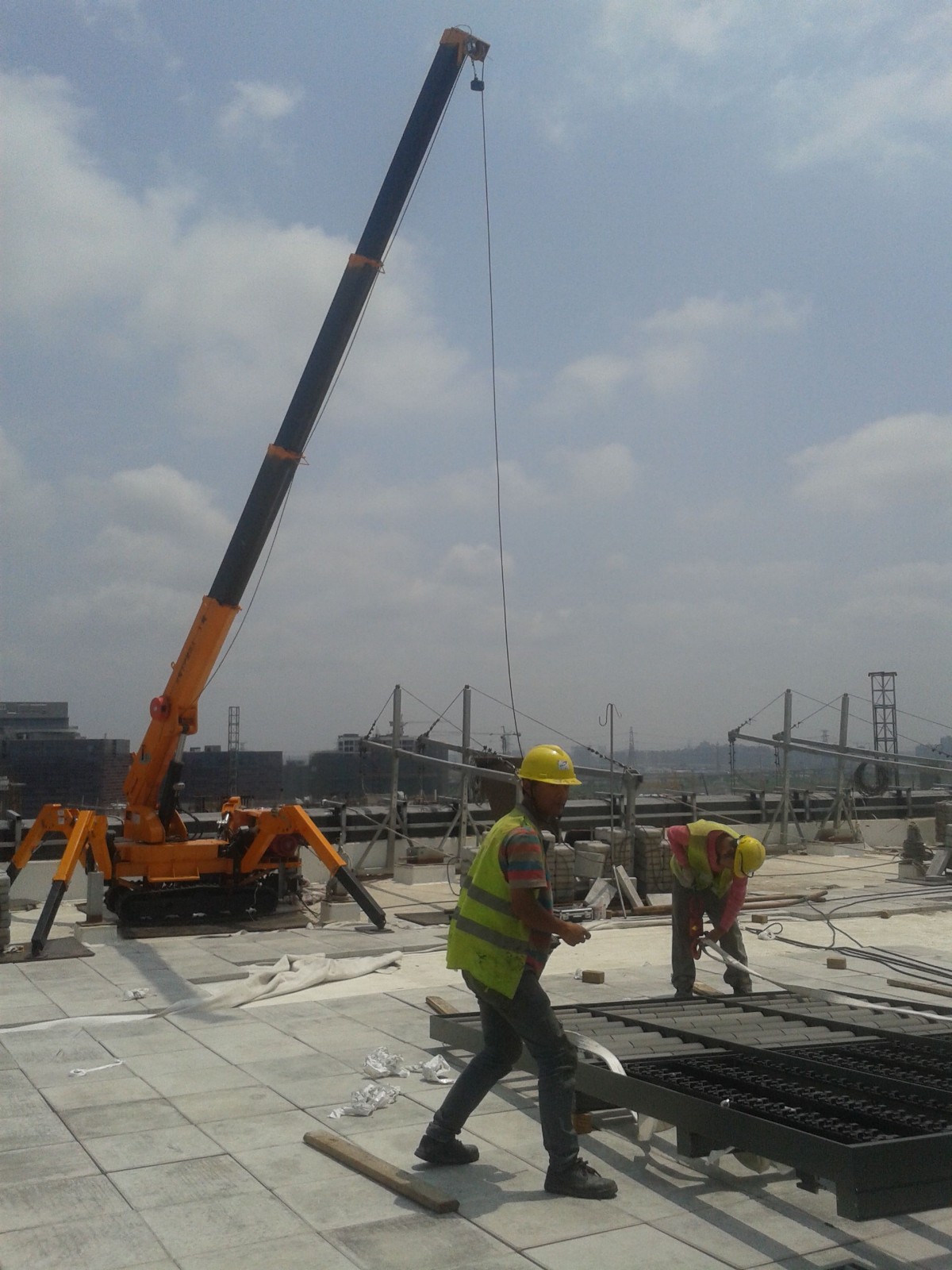 履帶式起重機(jī)工作圖片 履帶式起重機(jī)工作圖片